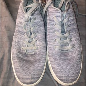 Light grey pair of filas